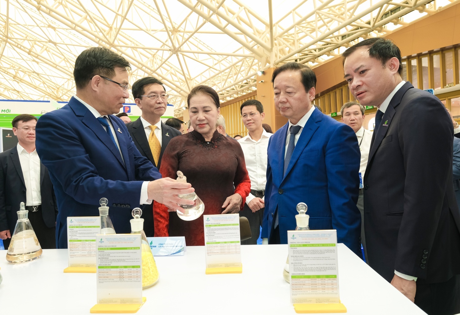 Lãnh đạo Đảng và Nhà nước tham quan gian trưng bày của Petrovietnam tại Triển lãm 80 năm thành tựu đất nước