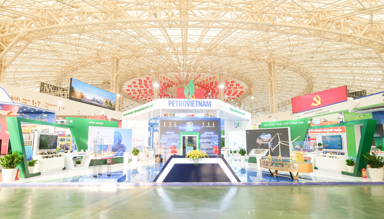 [Chùm ảnh] Gian trưng bày ấn tượng của Petrovietnam tại Triển lãm Thành tựu đất nước