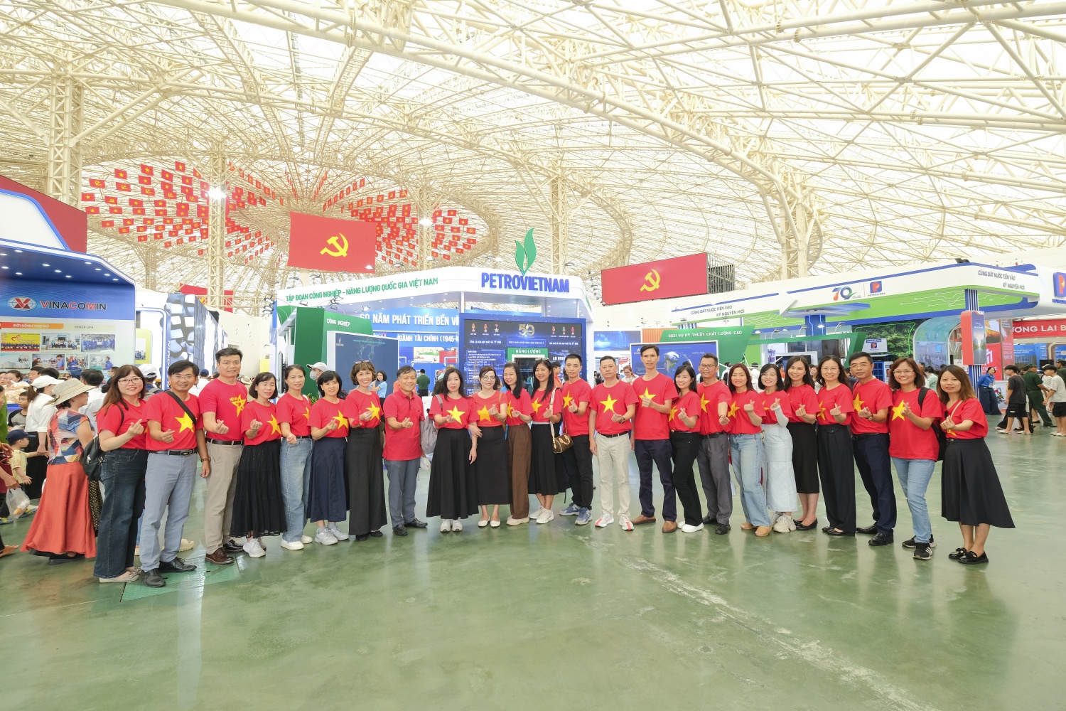 Chi bộ 1 thuộc Đảng bộ Nghiên cứu Khoa học và Đào tạo tham quan Triển lãm Thành tựu đất nước”