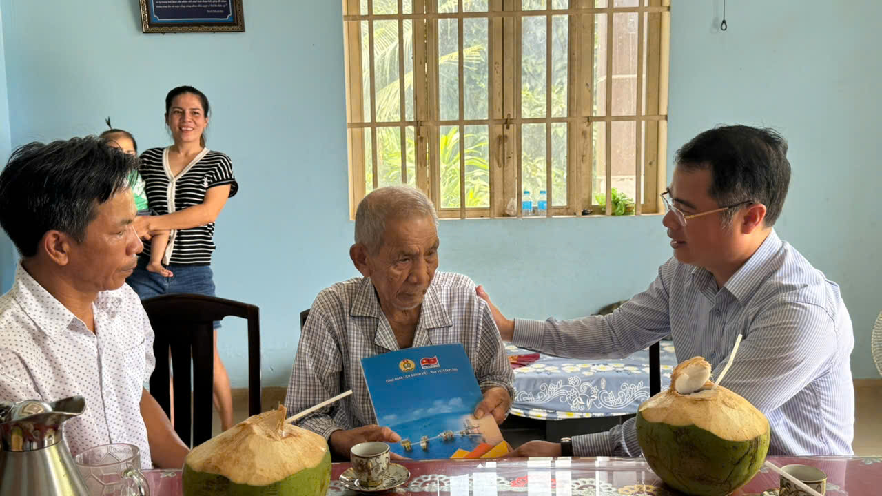 Công đoàn Vietsovpetro tặng quà đoàn viên nhân Tuần lễ Văn hóa Dầu khí 2025”