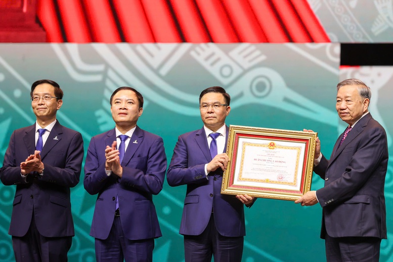 Tổng Bí thư tặng '8 chữ', kỳ vọng Petrovietnam vươn tầm toàn cầu”