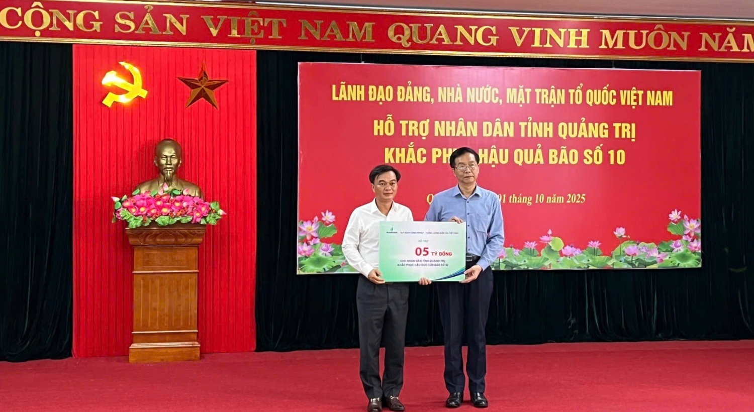 Petrovietnam trao hỗ trợ 5 tỷ đồng khắc phục hậu quả bão số 10 đến tỉnh Quảng Trị”