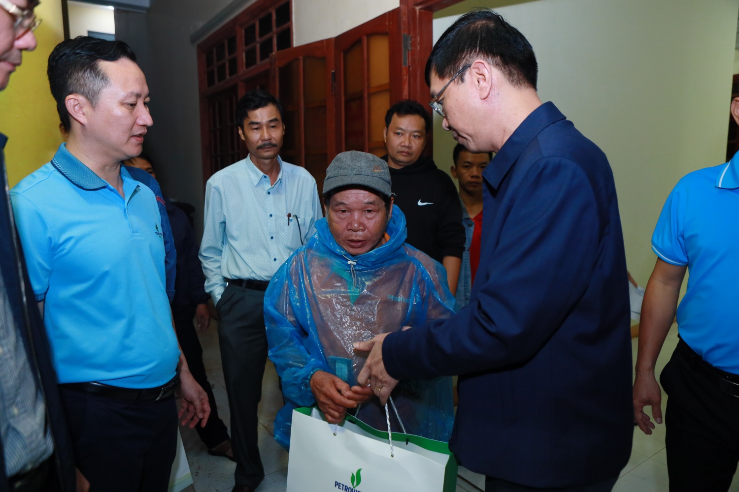 Petrovietnam nhanh chóng hỗ trợ 3 tỷ đồng, 5 tấn gạo và 1.000 thùng nước cho tỉnh Quảng Ngãi”