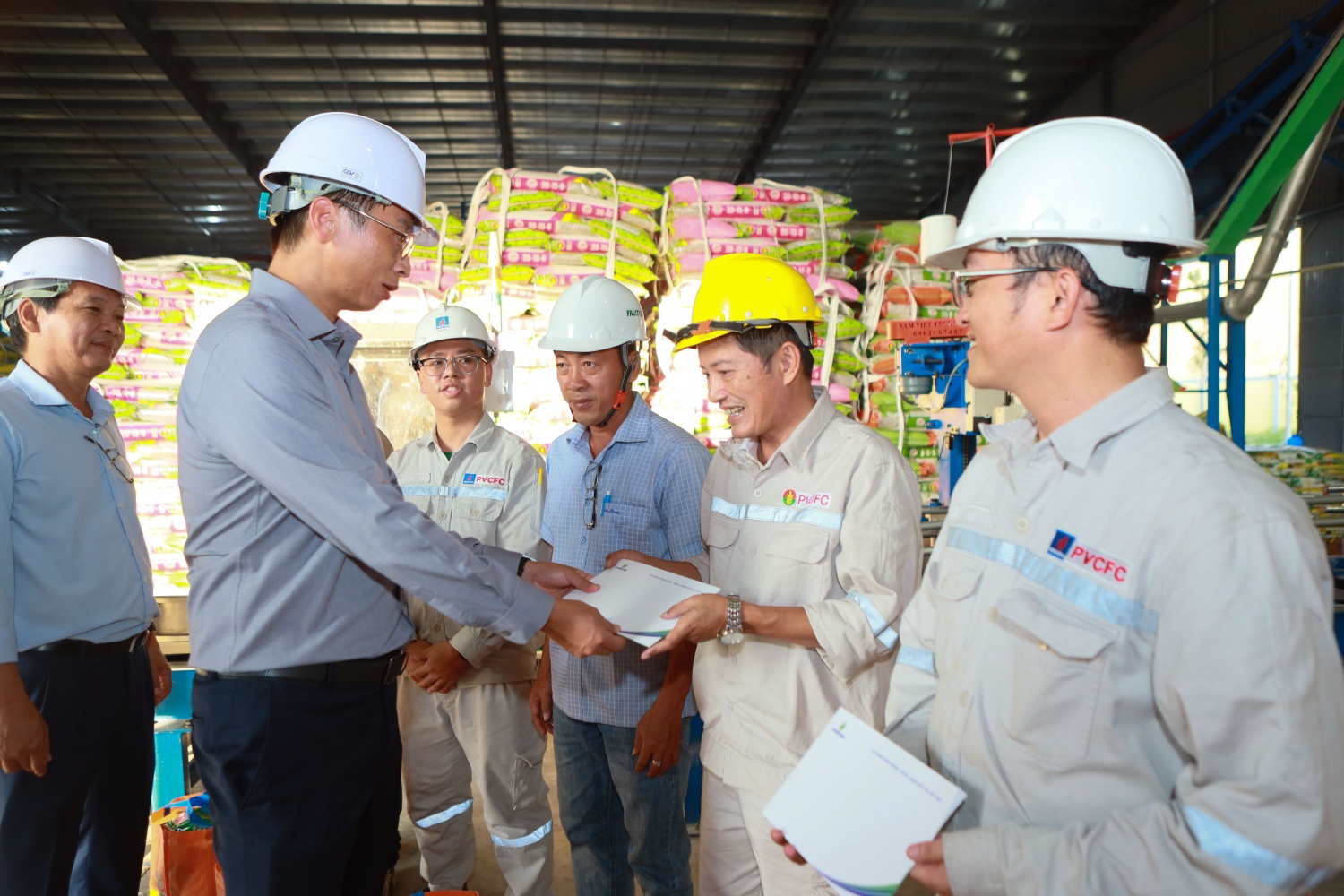 Nghĩa tình Petrovietnam: Sẻ chia khó khăn với NLĐ bị ảnh hưởng do bão số 13 tại Gia Lai