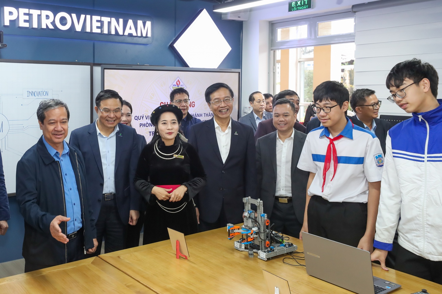Các đại biểu tham quan phòng học STEM, giao lưu cùng thầy cô, học sinh của trường.
