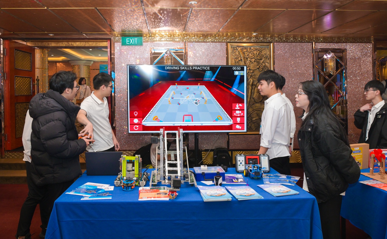 Các giáo viên được hướng dẫn vận hành VEX IQ HUEY BOT (mẫu robot cơ bản của đề thi VEX IQ năm nay)