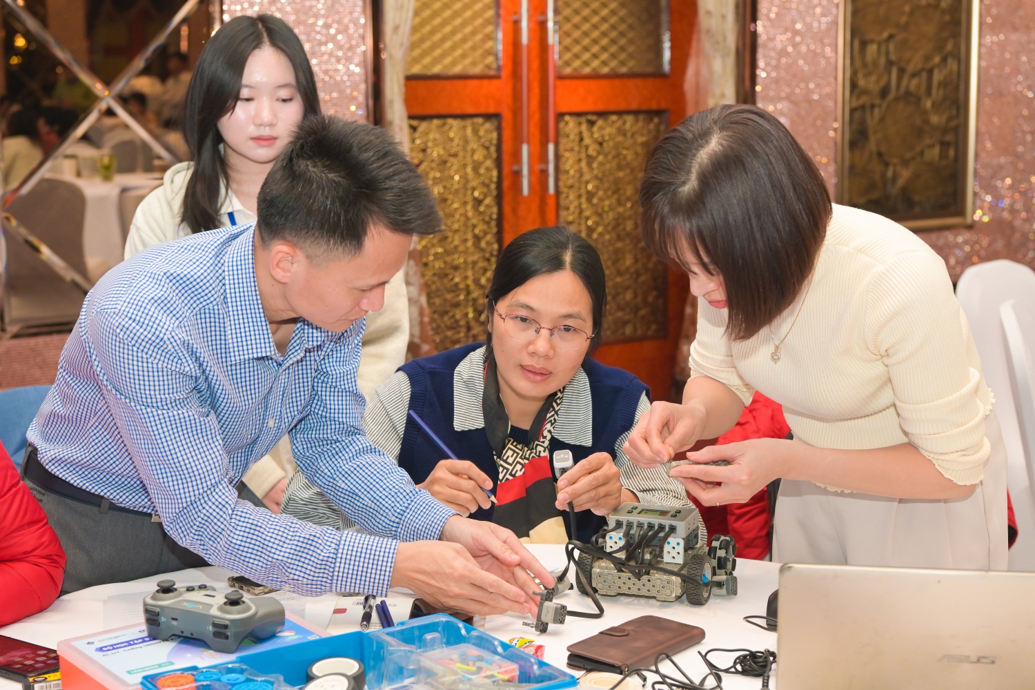 Các giáo viên lắp ráp và vận hành robot