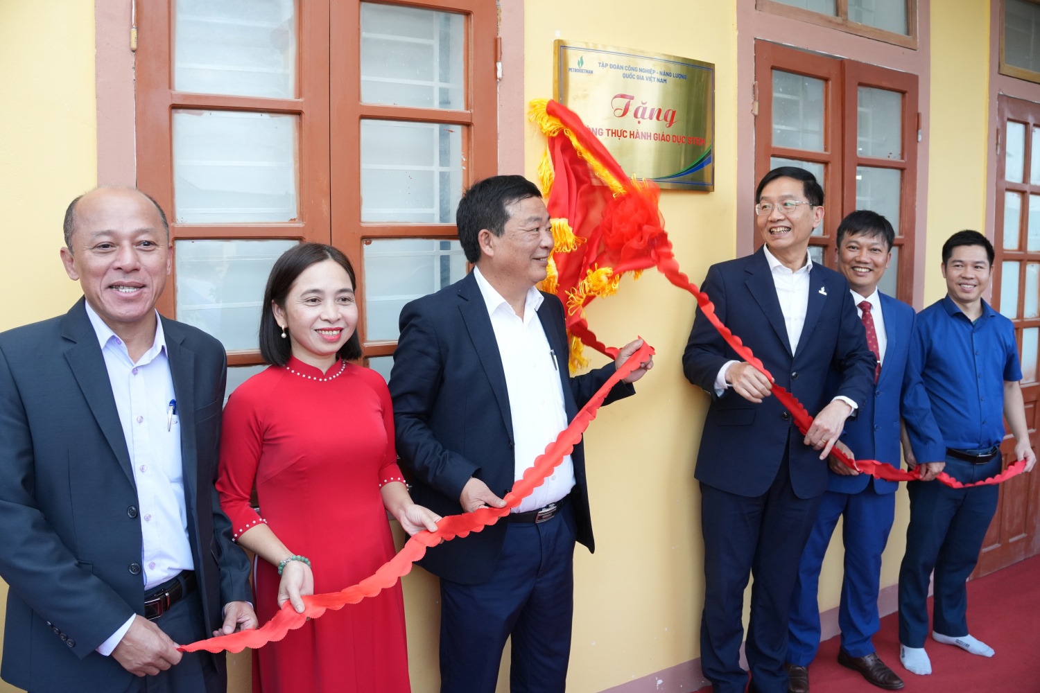 Đoàn công tác Petrovietnam cùng lãnh đạo tỉnh Nghệ An và các thầy cô Trường THCS Thanh Lương thực hiện nghi thức khánh thành phòng thực hành giáo dục STEM.