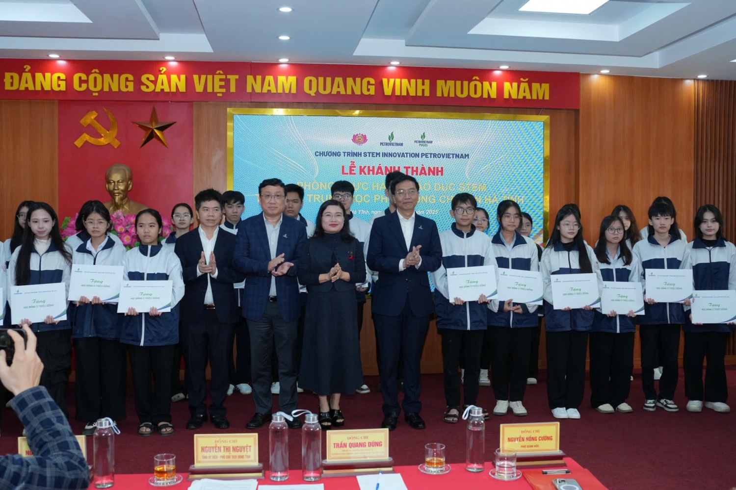 Petrovietnam trao 30 suất quà học bổng trị giá 3 triệu đồng/suất cho các em học sinh có hoàn cảnh khó khăn đạt thành tích cao trong học tập.