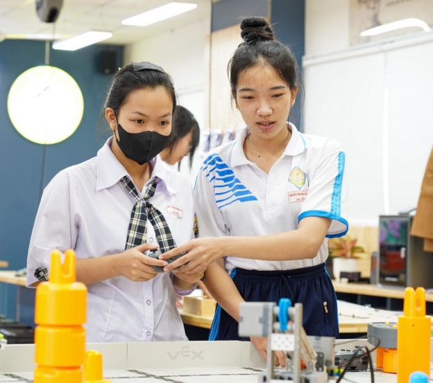 Học sinh nhà trường hào hứng, thích thú trải nghiệm lắp ráp, điều khiển các mô hình tại phòng STEM.