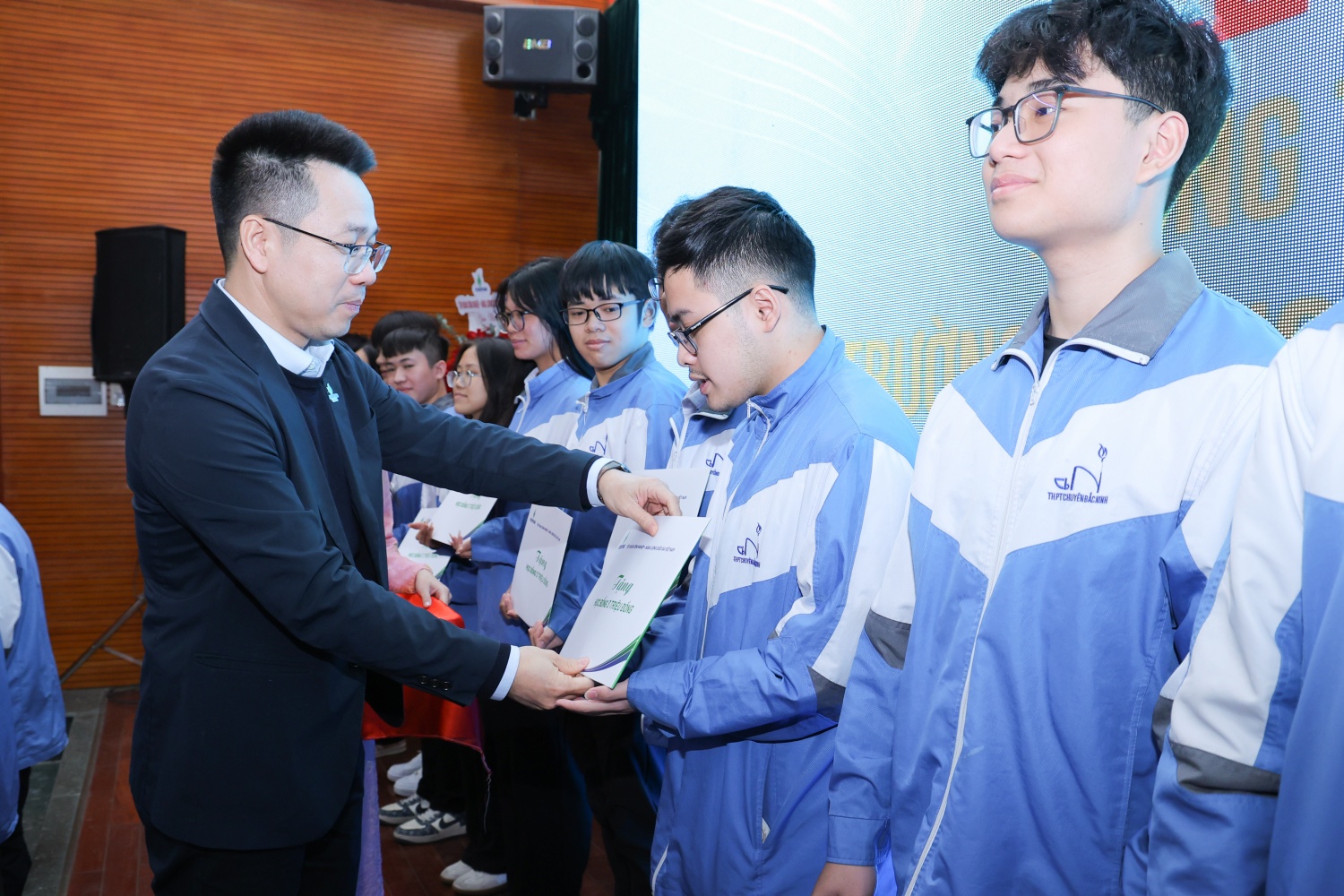 Đồng chí Ngô Khánh Xạ, Phó Tổng Giám đốc PVEP trao học bổng cho các em học sinh có thành tích xuất sắc Trường THPT Chuyên Bắc Ninh