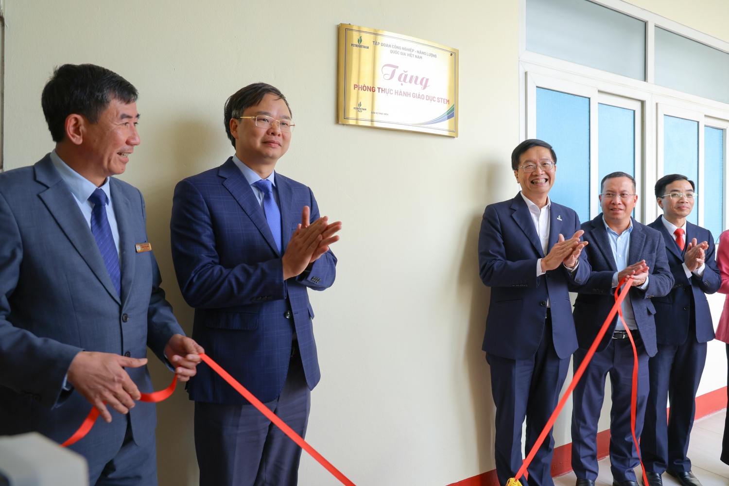 Các đại biểu thực hiện nghi thức khánh thành phòng STEM Trường THPT Chuyên Thái Nguyên