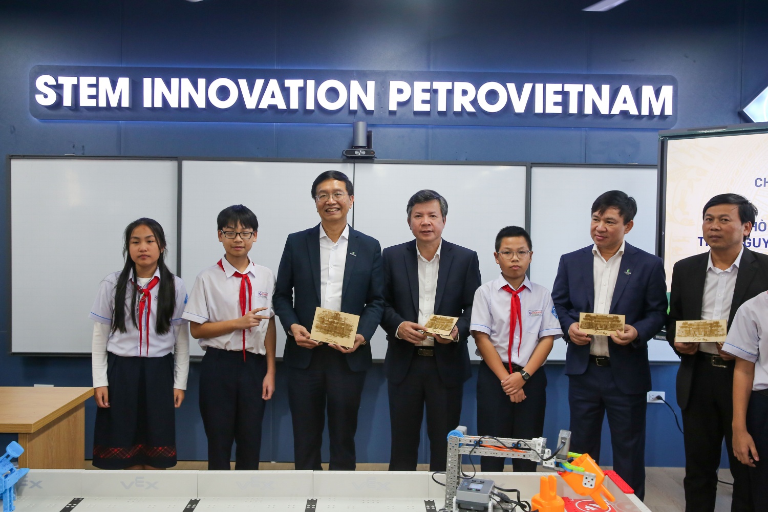 Các em học sinh cũng tự tay làm các sản phẩm quà lưu niệm và gửi tặng cho các đại biểu.