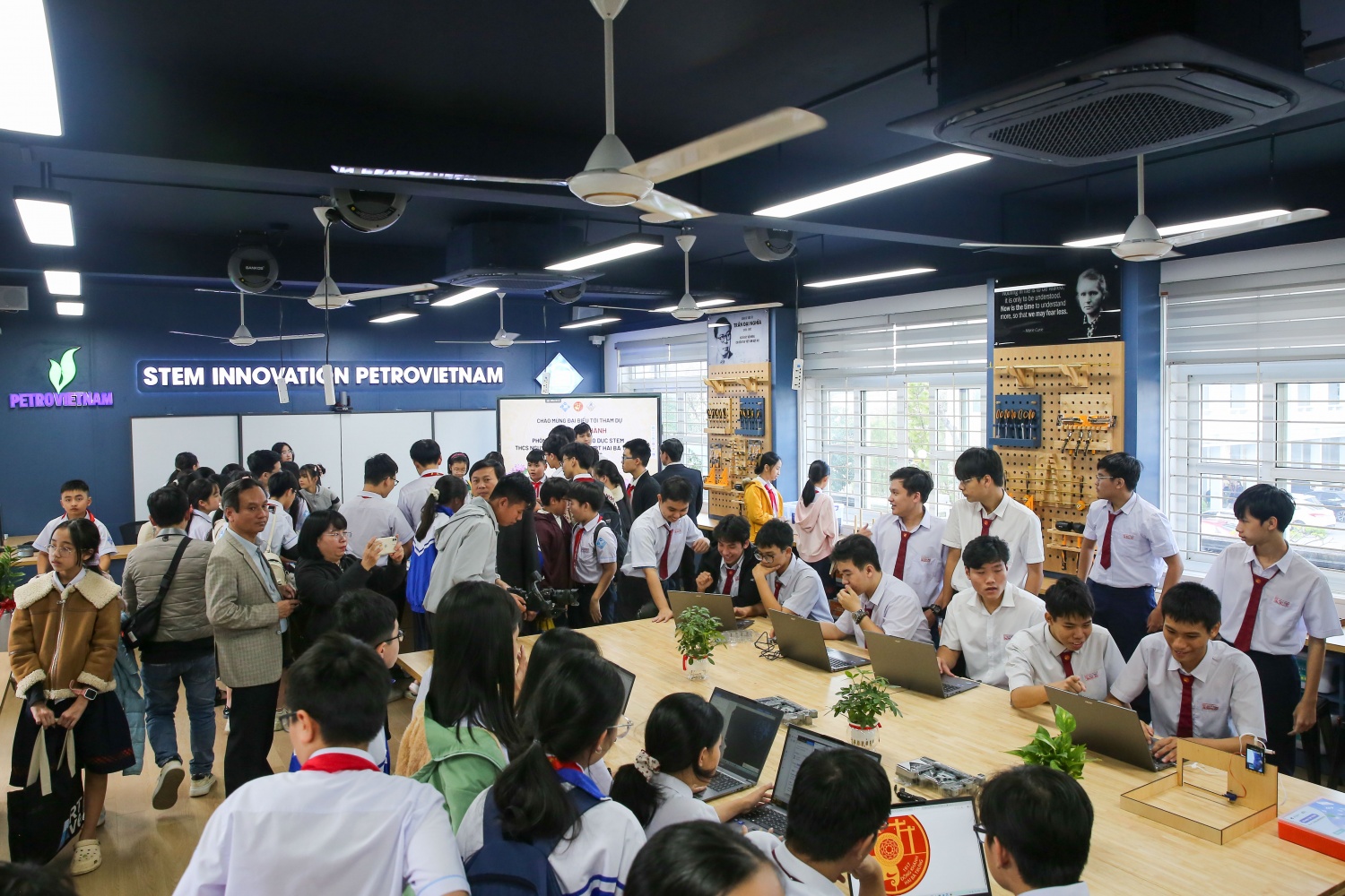 Phòng STEM thu hút đông đảo các em học sinh đến tham quan, trải nghiệm và cùng nhau học tập, nâng cao kỹ năng.