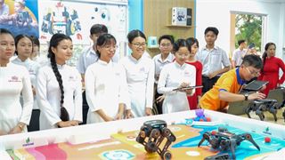 Khi học sinh lần đầu chạm tay vào robot