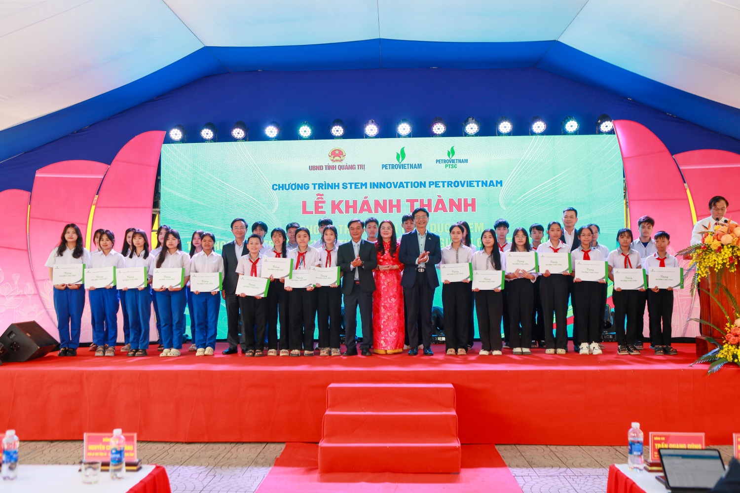 Tại buổi lễ, Petrovietnam cũng đã dành tặng 30 suất học bổng, mỗi suất trị giá 3 triệu đồng cho các em học sinh có kết quả học tập tốt của Trường TH&THCS Số 2 Trường Thủy, Trường THPT Hướng Hóa và Trường THPT chuyên Võ Nguyên Giáp.