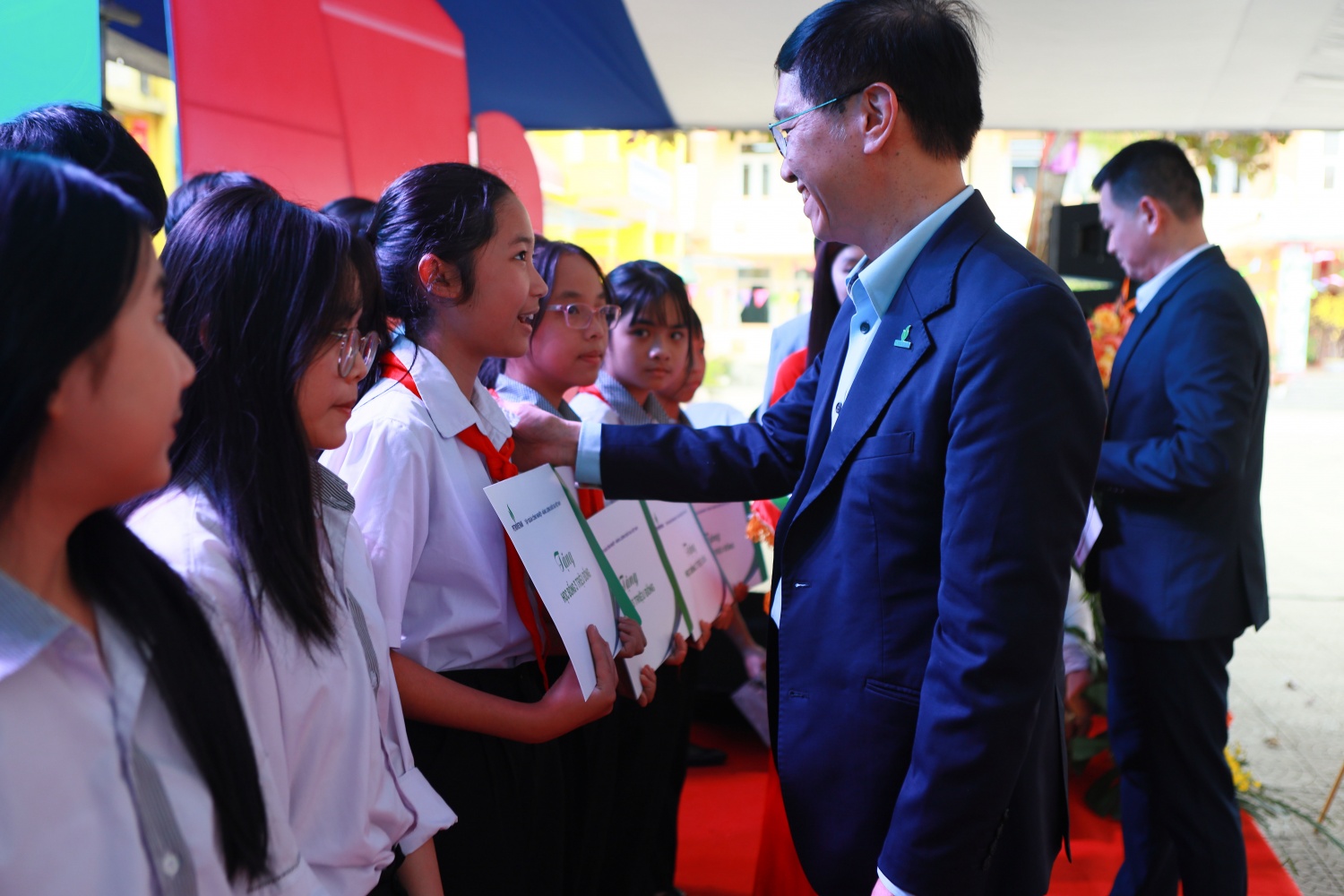 Đồng chí Trần Quang Dũng trao tặng học bổng và thăm hỏi, động viên các em học sinh.