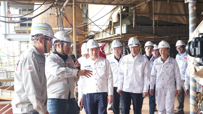 Chủ tịch HĐTV Petrovietnam Lê Ngọc Sơn chúc Tết và động viên người lao động trên công trường Dự án Lô B”