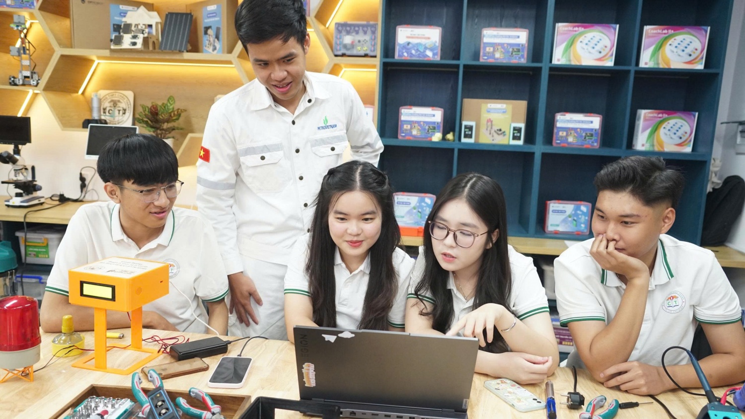 Các kỹ sư Petrovietnam và các em học sinh tại phòng STEM Trường THPT Châu Thành