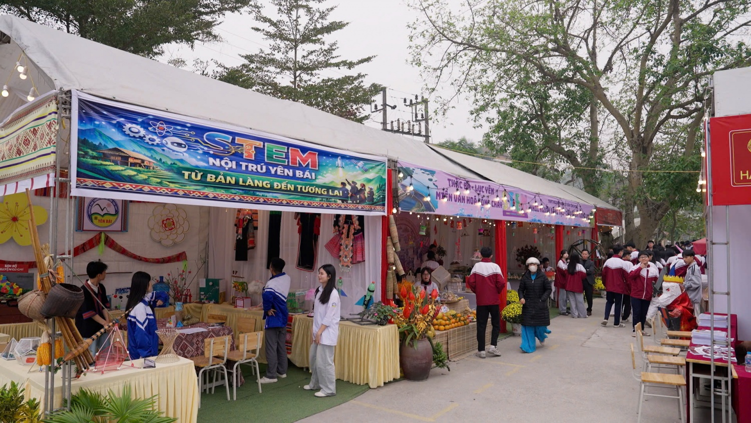 Các gian hàng thu hút học sinh đến tìm hiểu các nét văn hóa địa phương