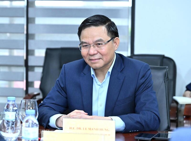 Minister Le Manh Hung holds talks with President and Group CEO of Malaysia’s Petronas