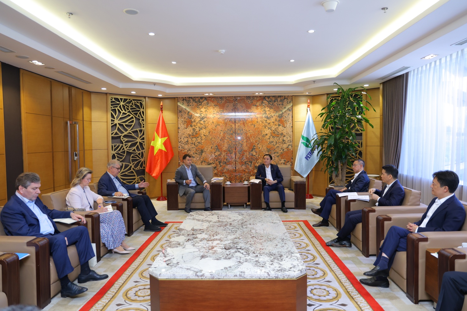 Petrovietnam và Novatek thúc đẩy hợp tác LNG, hạ tầng LNG và năng lượng mới