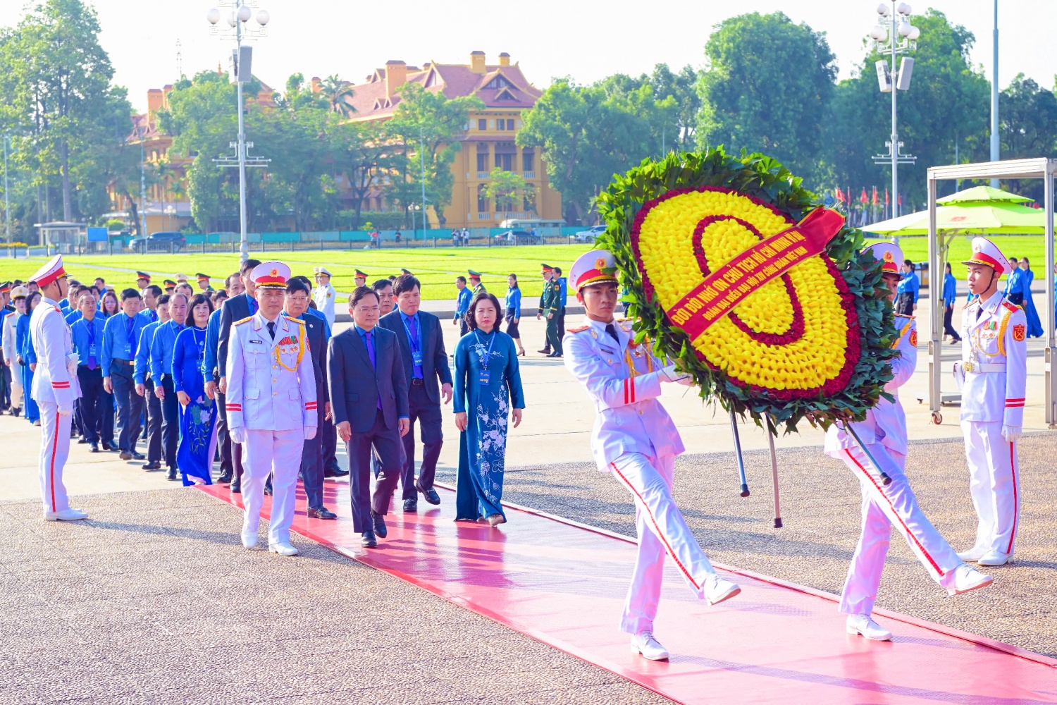 Đoàn đại biểu dự Đại hội Công đoàn Việt Nam vào Lăng viếng Chủ tịch Hồ Chí Minh