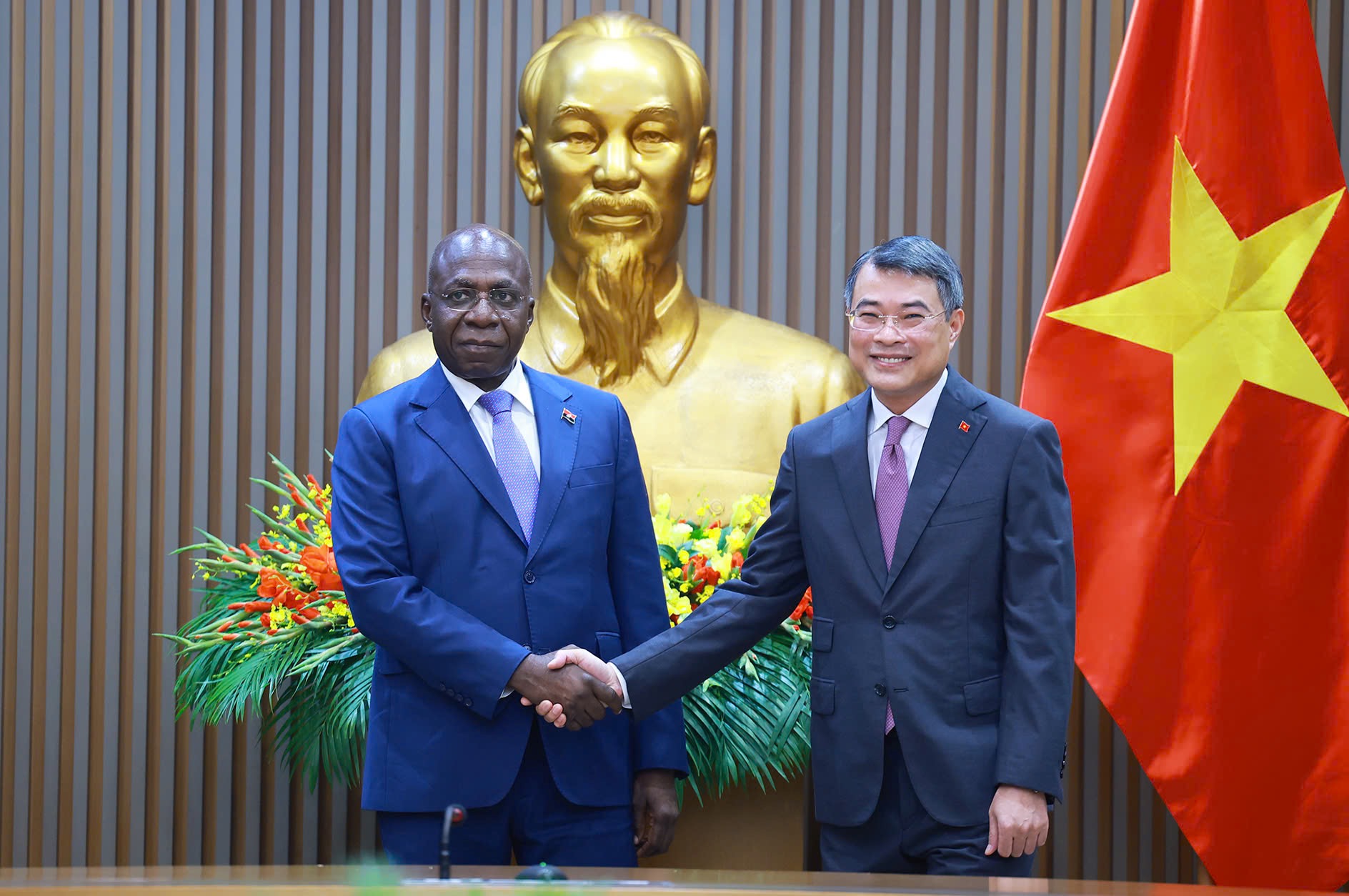 Thủ tướng Lê Minh Hưng: Đề nghị Chính phủ Angola tiếp tục hỗ trợ Tập đoàn Công nghiệp - Năng lượng Quốc gia và các doanh nghiệp Việt Nam