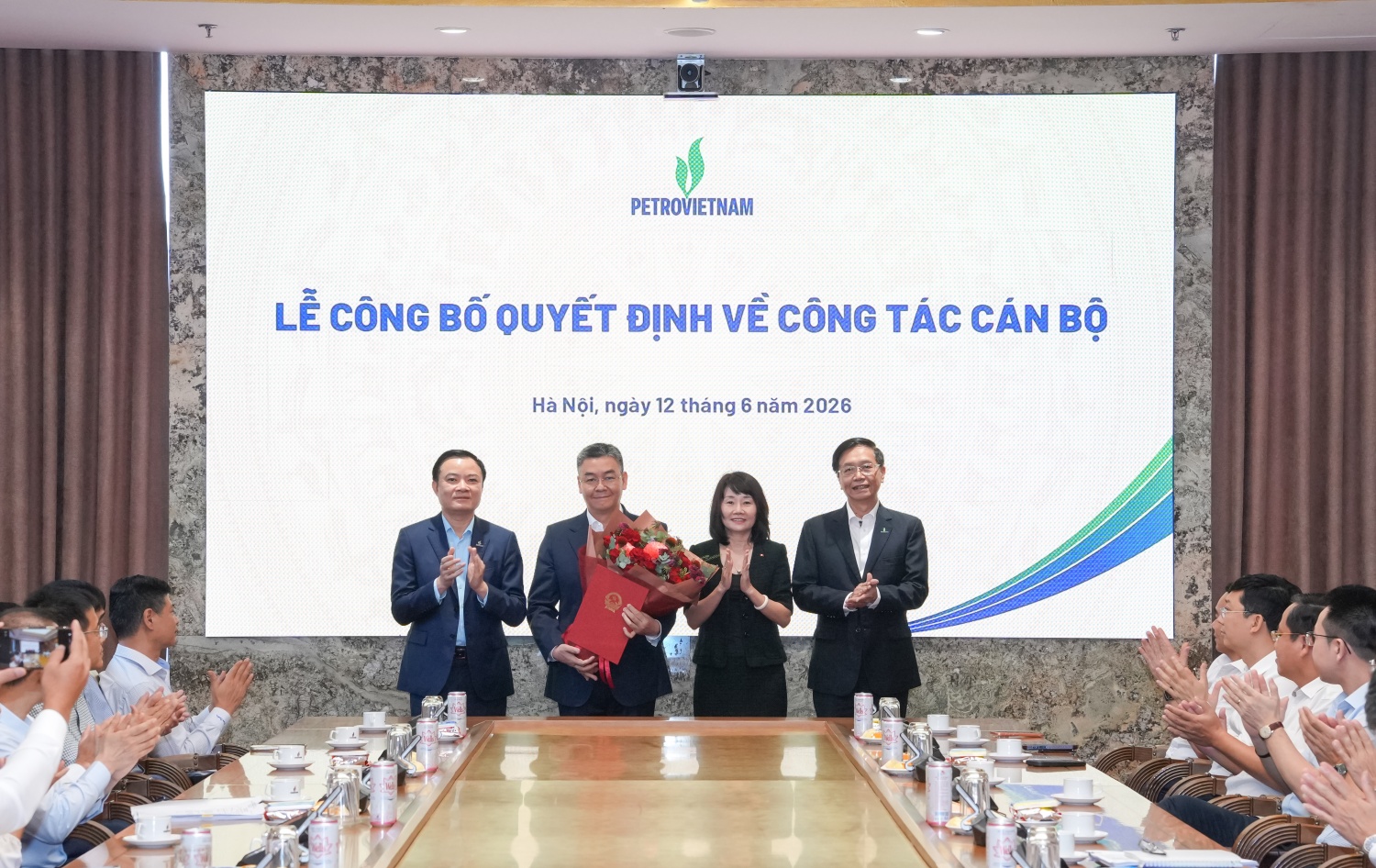 Petrovietnam công bố và trao quyết định Phó Bí thư Đảng ủy và Phó Tổng Giám đốc Tập đoàn