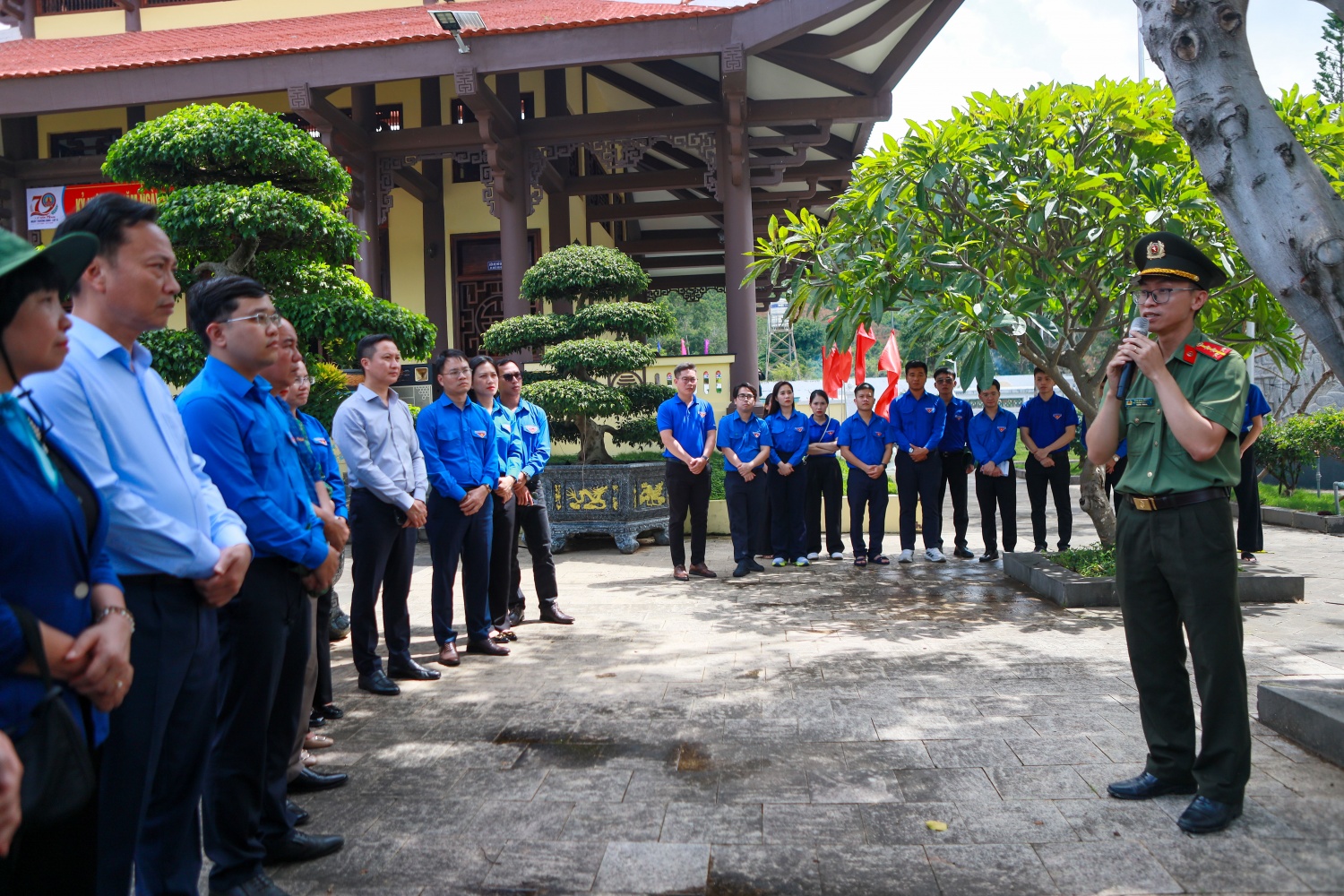 Các đại biểu tìm hiểu về những trận đánh các liệt tại Kon Tum,