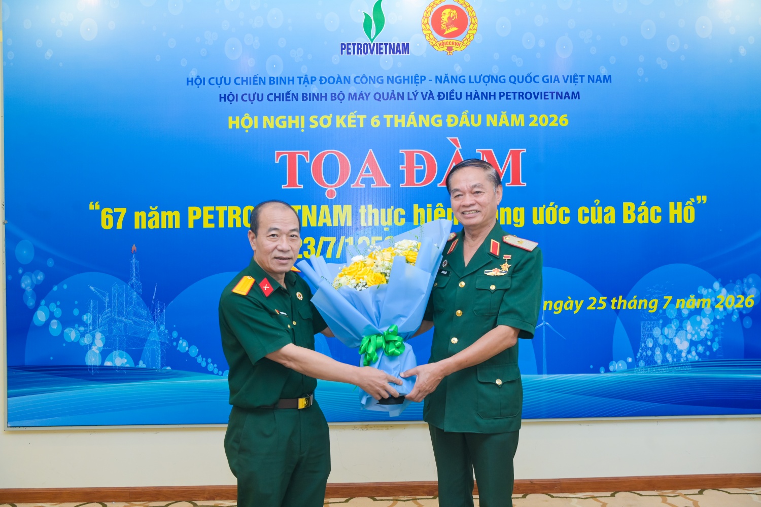 Đồng chí Phạm Quang Dũng cảm ơn Thiếu tướng Hoàng Kiền vì những chia sẻ tâm huyết, nhiều thông tin giá trị về chủ quyền biển, đảo và vai trò của ngành công nghiệp - năng lượng.