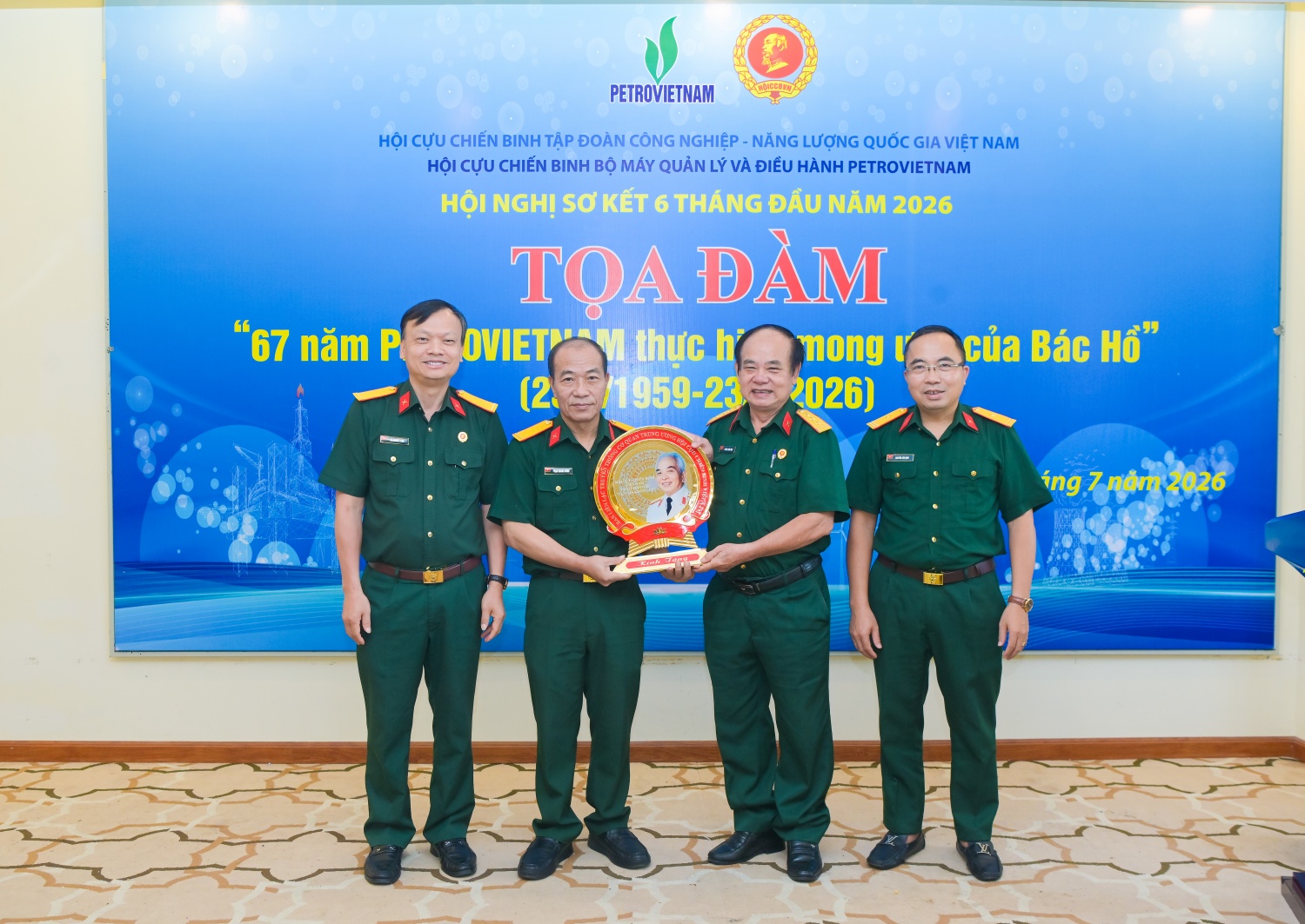 Hội nghị vinh dự nhận quà lưu niệm của Ban Liên lạc truyền thống Trung ương Hội CCB Việt Nam.
