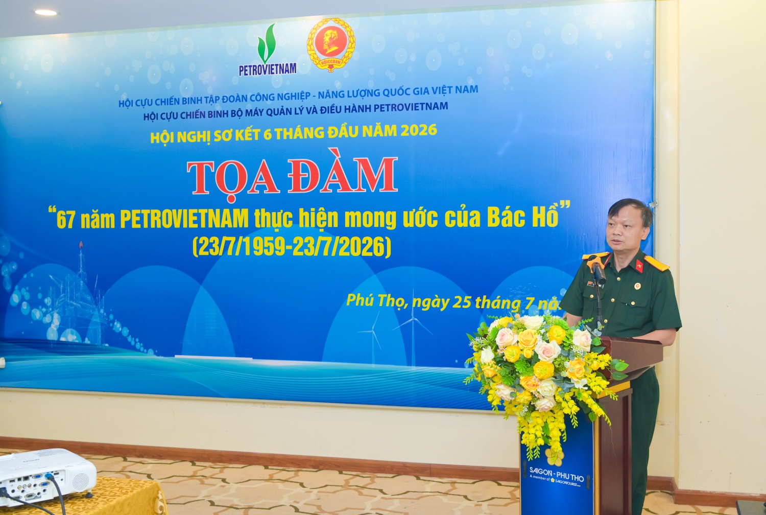 Đồng chí Lê Quang Toán - Phó Chủ tịch Thường trực Hội CCB Petrovietnam, Chủ tịch Hội CCB BMQL&ĐH Petrovietnam phát biểu khai mạc hội nghị.