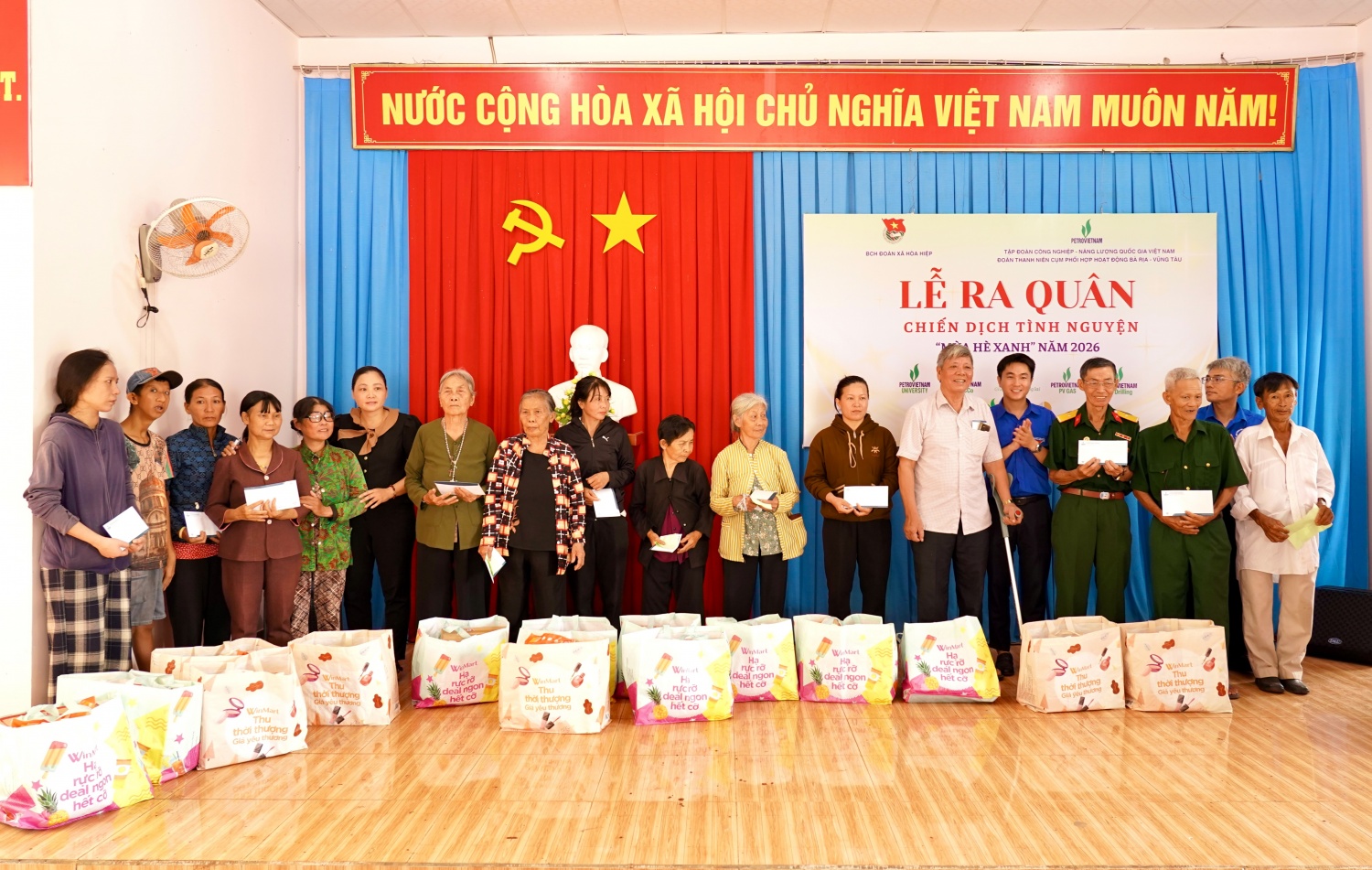 Ban tổ chức trao quà cho các em học sinh và các hộ gia đình có hoàn cảnh khó khăn tại địa phương.