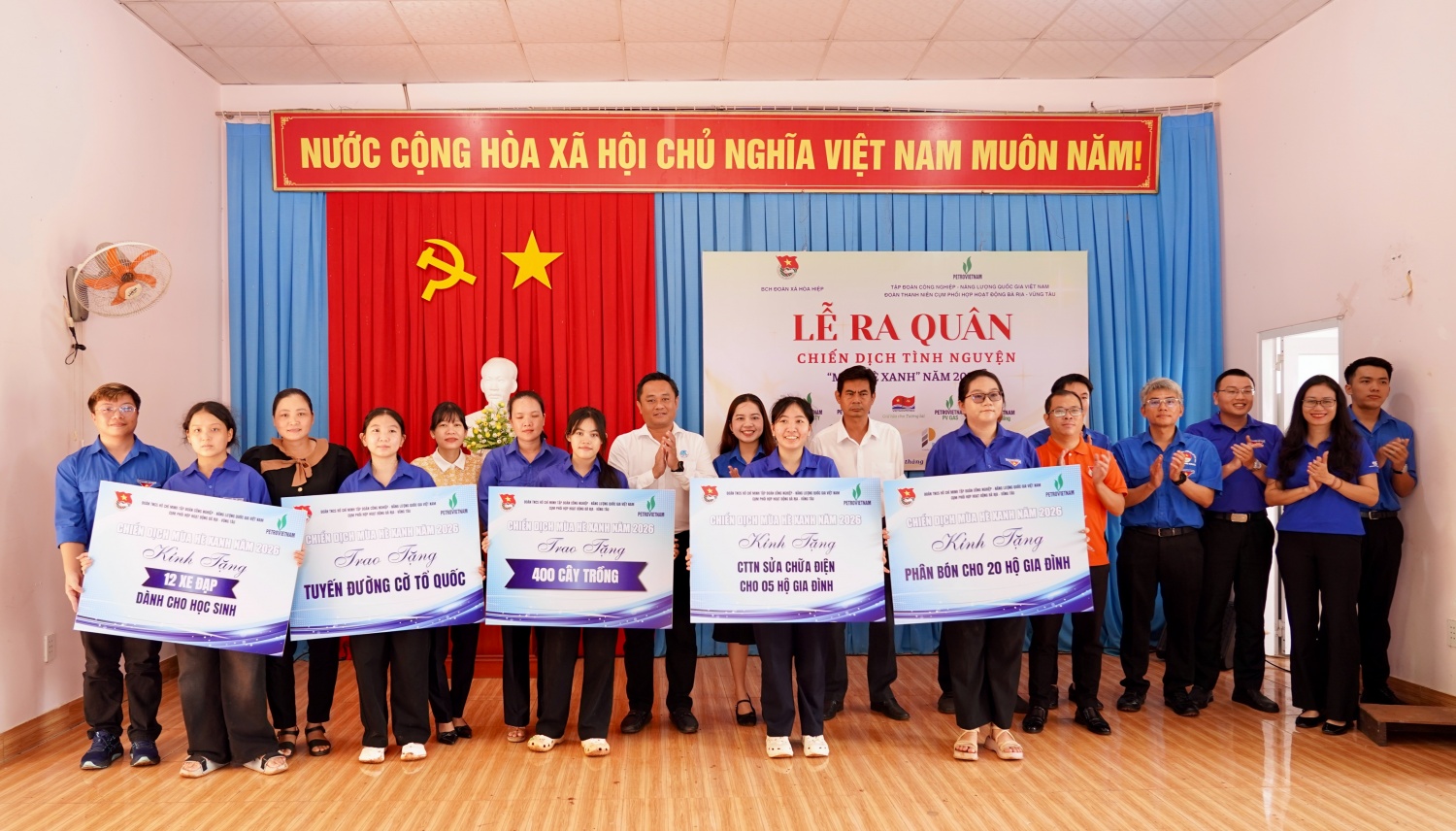 Cụm phối hợp hoạt động Bà Rịa - Vũng Tàu trao bảng tượng trưng các công trình, phần việc thanh niên.