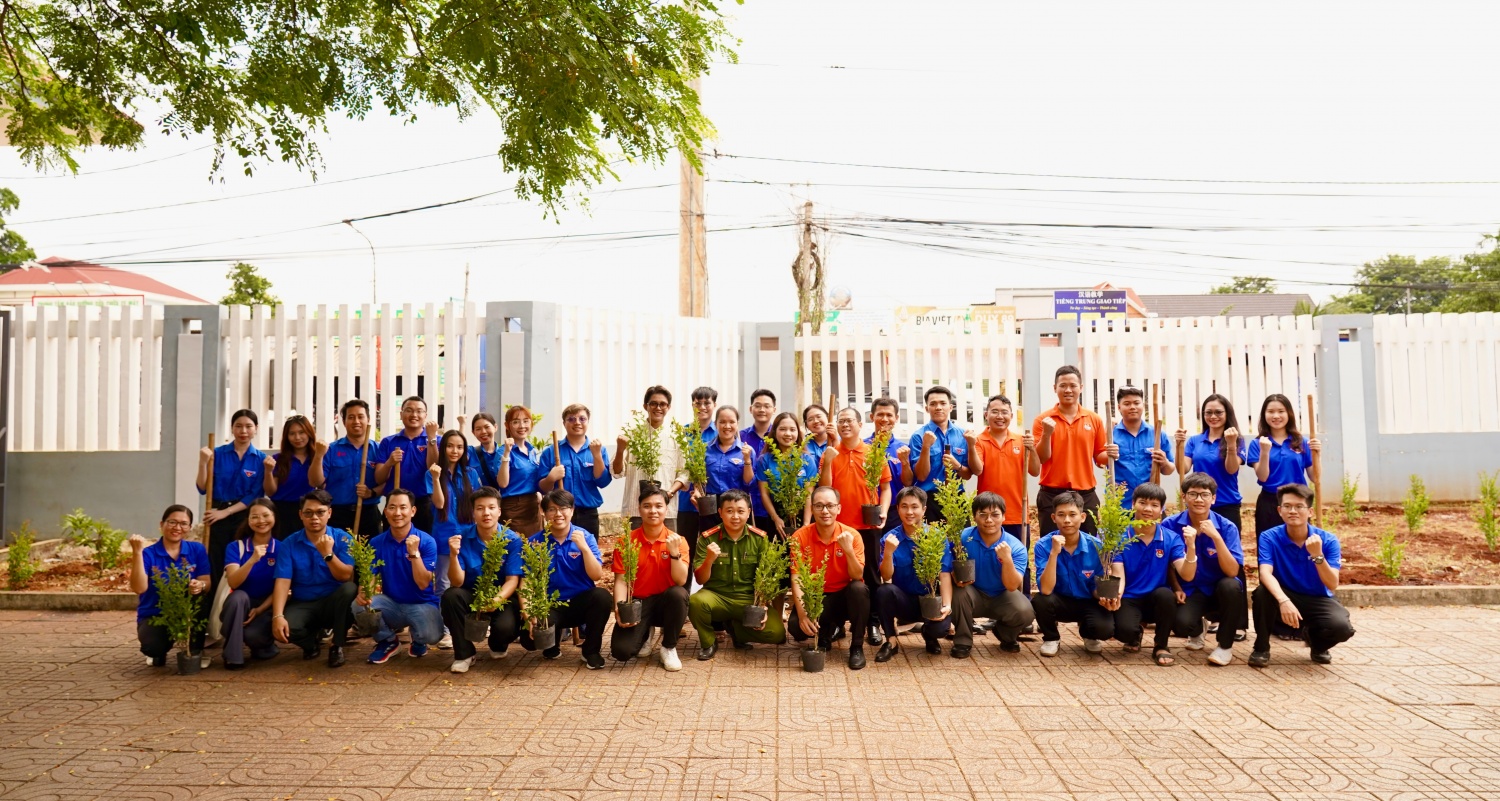 Các đại biểu và đoàn viên, thanh niên tham gia trồng cây xanh tại Trường Tiểu học Trần Đại Nghĩa.