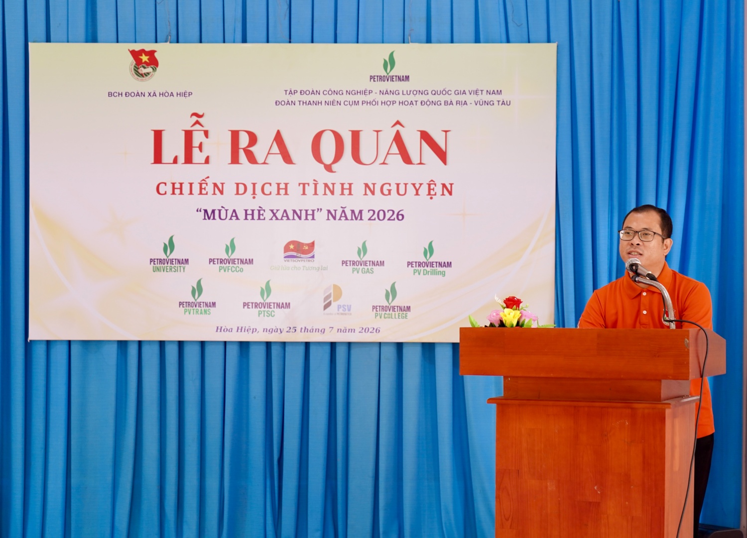 Đồng chí Hoàng Thanh Bình - Ủy viên Ban Thường vụ Đoàn Thanh niên Petrovietnam, Bí thư Đoàn Vietsovpetro, Trưởng Ban Chiến dịch Mùa hè xanh năm 2026 phát biểu tại chương trình