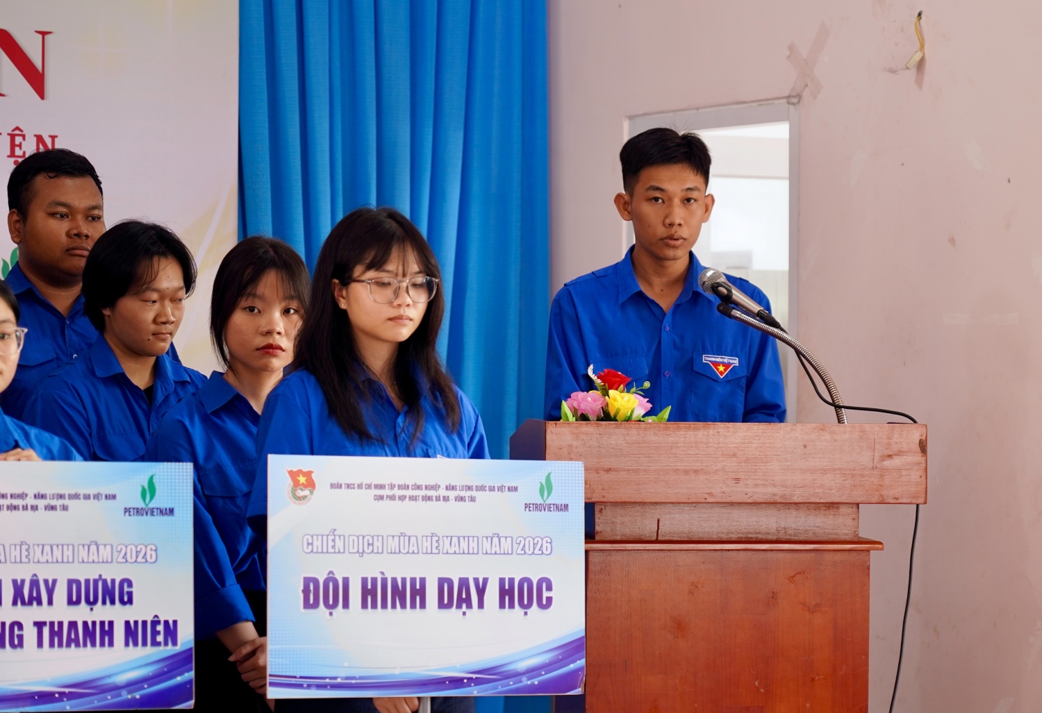 Sinh viên Trần Hoàng Hoai (PVU) đại diện các đoàn viên phát biểu tại lễ ra quân.