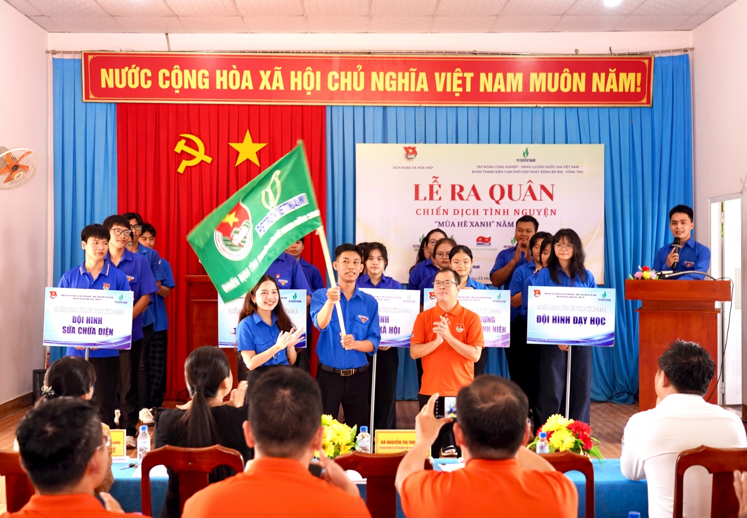 Đại diện các đội hình tình nguyện nhận cờ chỉ huy Chiến dịch Mùa hè xanh năm 2026.