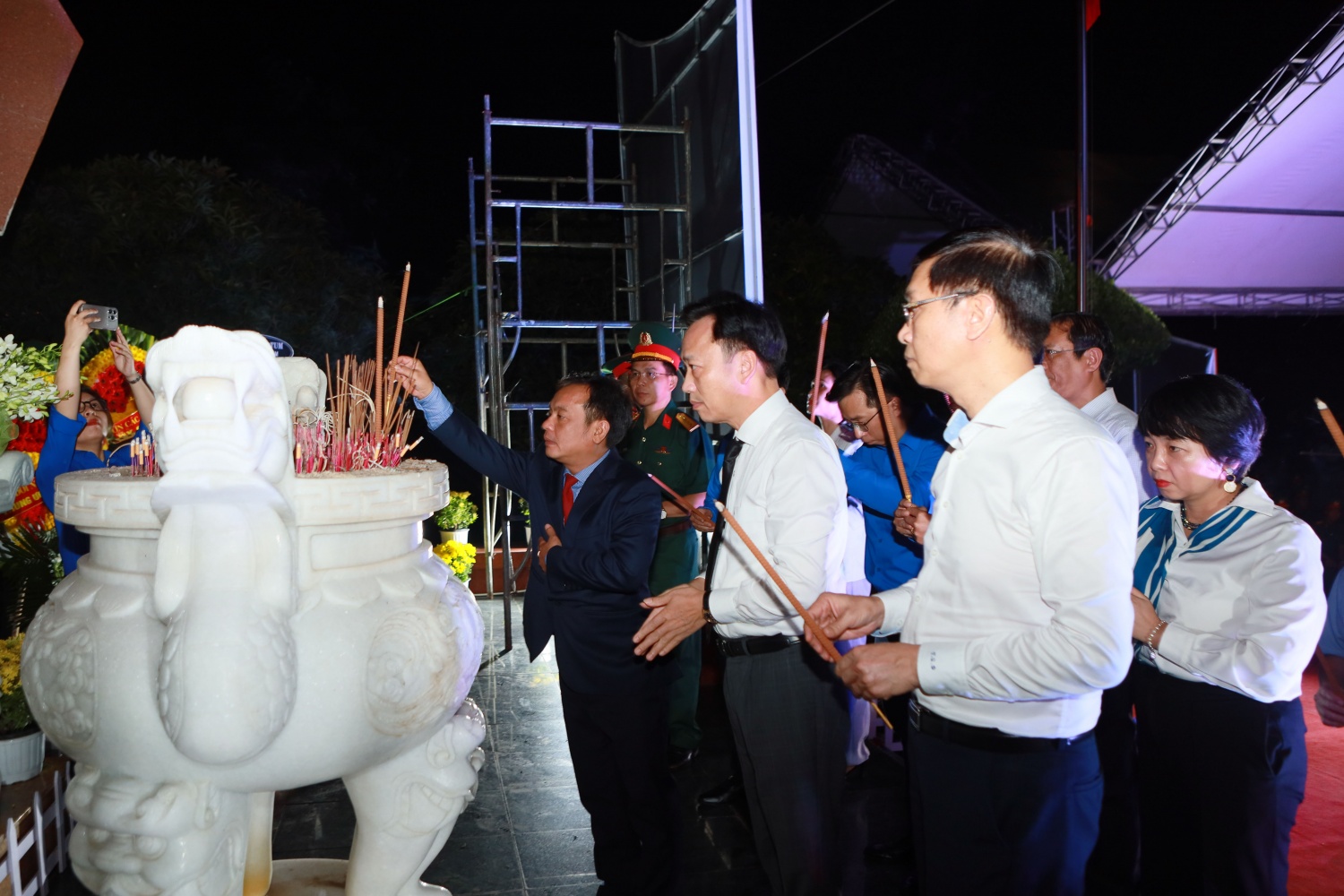 Đồng chí U Huấn - Phó Bí thư Thường trực Tỉnh ủy Quảng Ngãi cùng các đại biểu dâng hương tại Nghĩa trang Liệt sĩ Kon Tum.