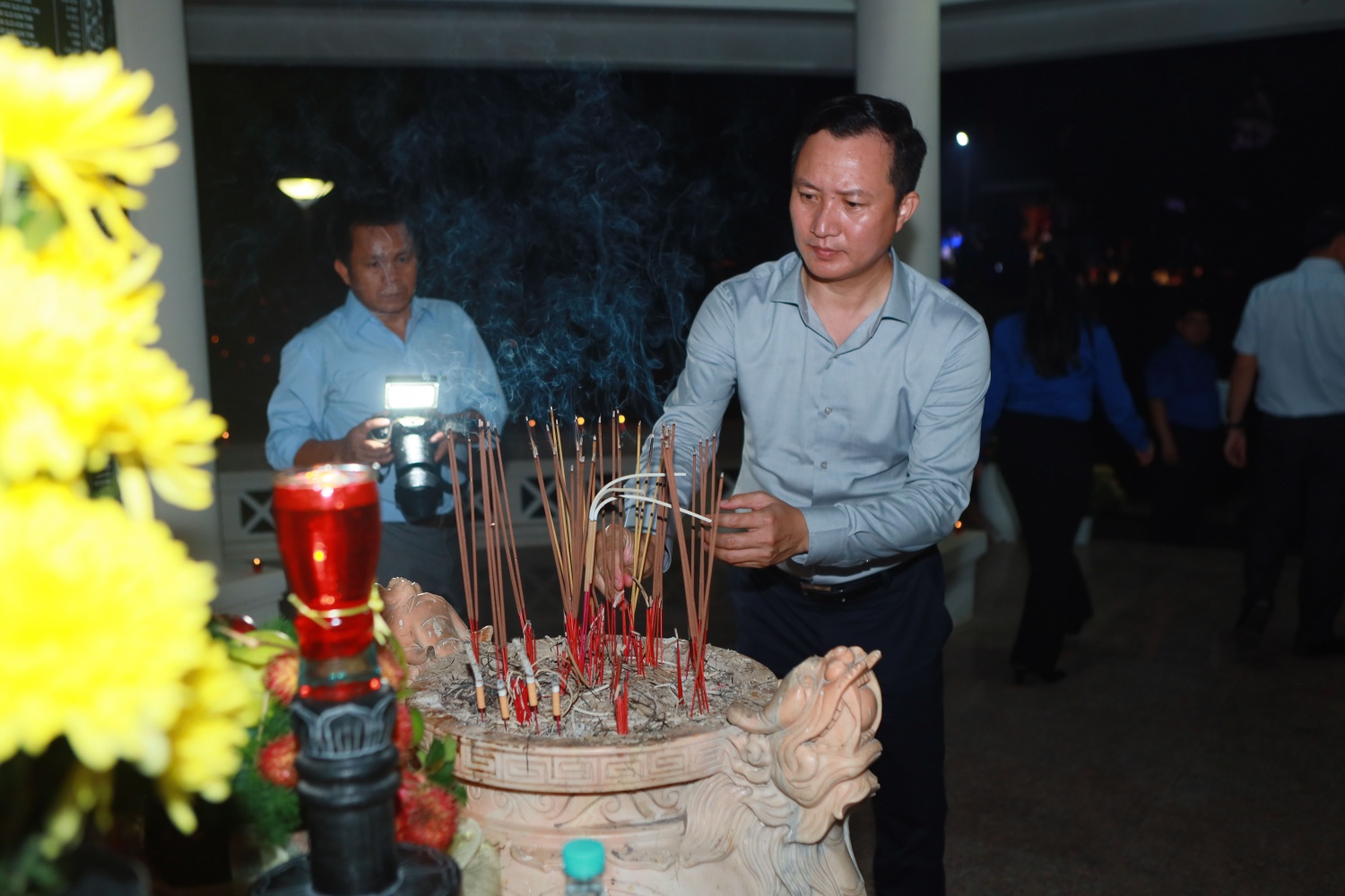 Đồng chí Phạm Minh Nghĩa - Phó Tổng Giám đốc BSR thành kính dâng hương tri ân các anh hùng liệt sĩ.