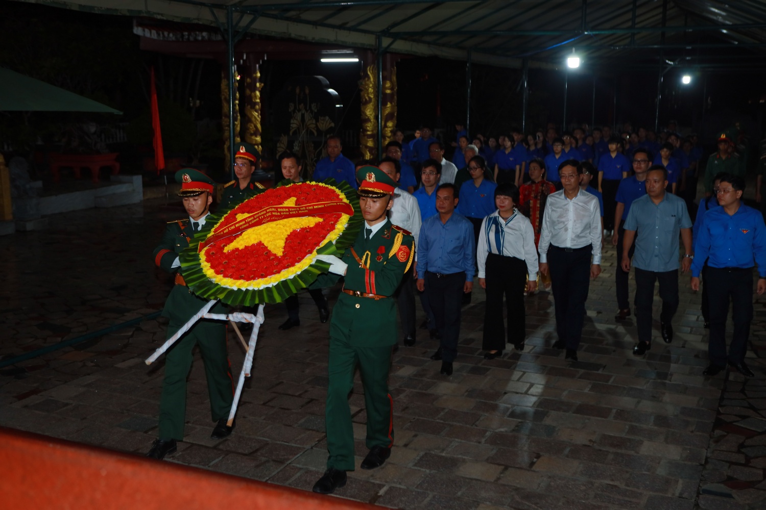 Đoàn công tác thực hiện nghi thức dâng hương tại Nhà bia tưởng niệm Liệt sĩ Sư đoàn 10.