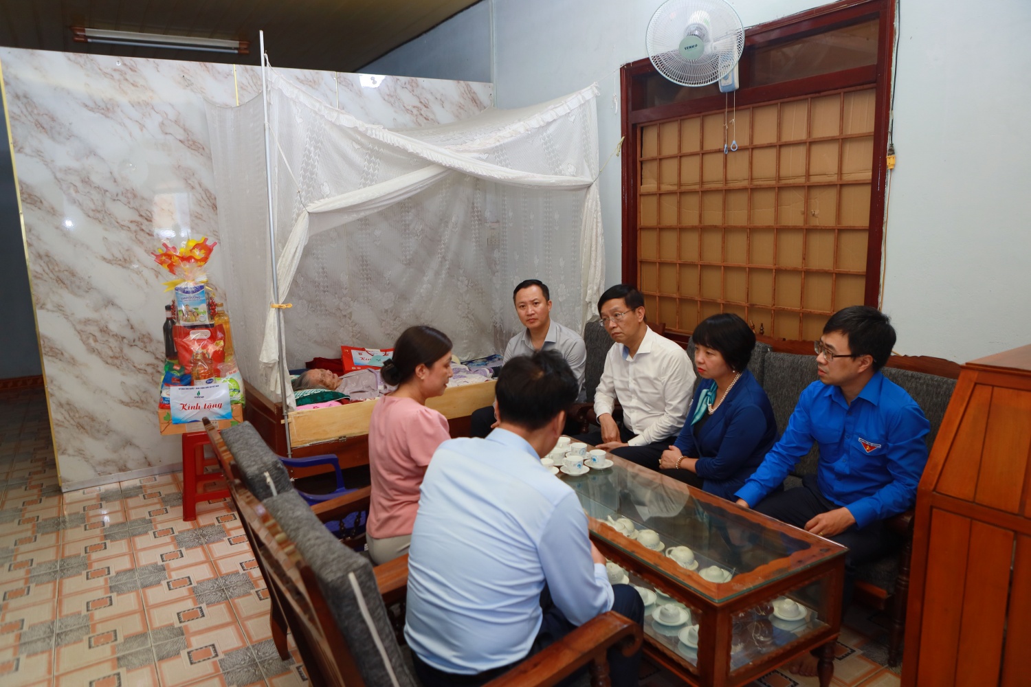 Các đại biểu thăm hỏi, động viên, bày tỏ lòng biết ơn sâu sắc trước những hy sinh, cống hiến to lớn của Mẹ Đặng Thị Thu cùng gia đình.