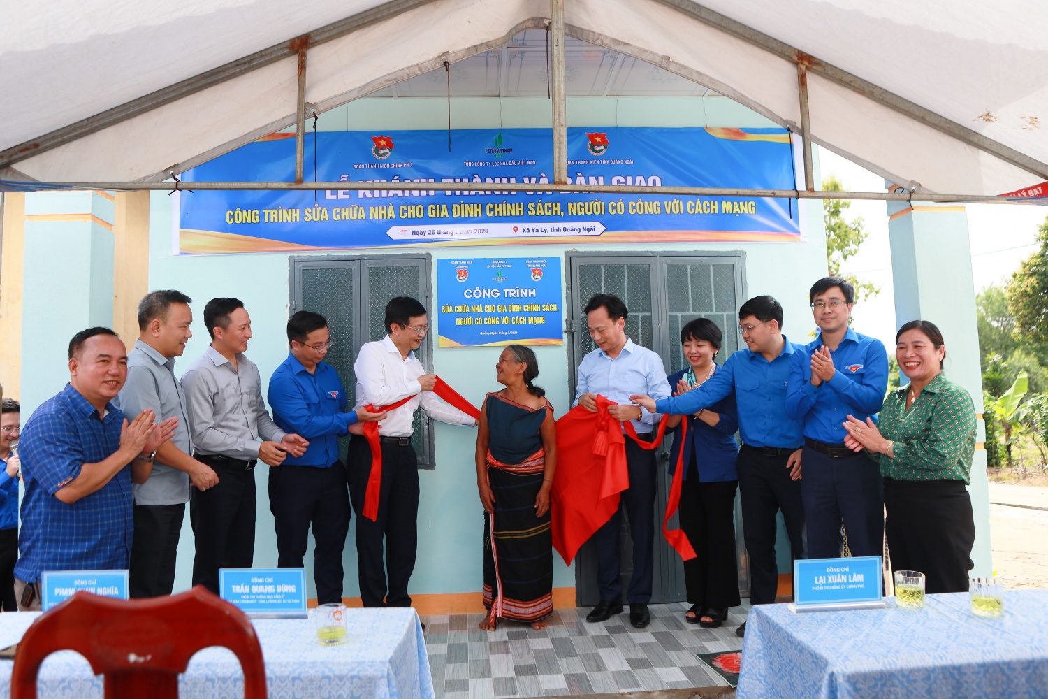 Đoàn công tác thực hiện nghi thức khánh thành công trình sửa chữa nhà cho gia đình bà Y Dih - gia đình có công với cách mạng.