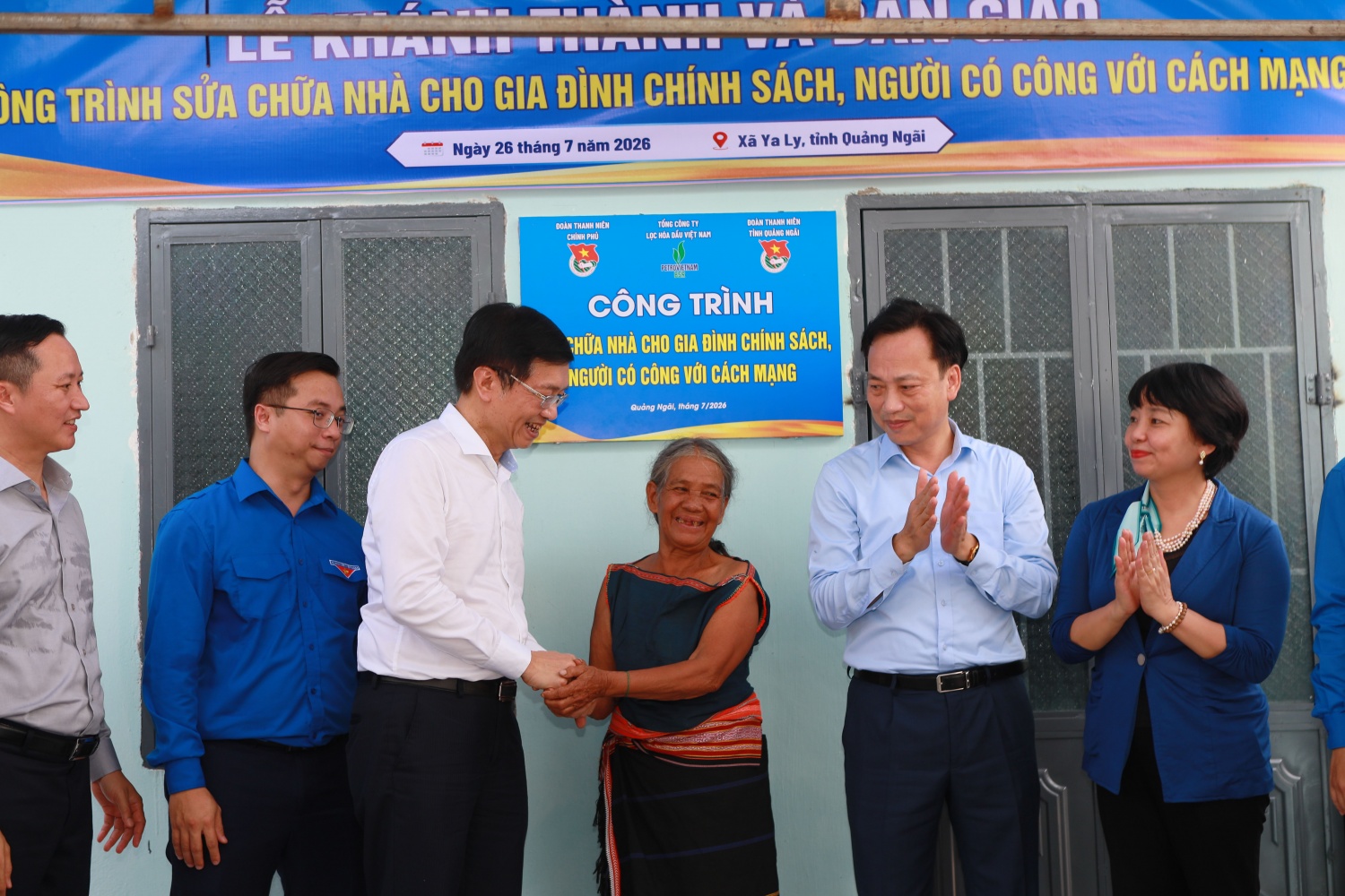 Đồng chí Trần Quang Dũng - Phó Bí thư Thường trực Đảng ủy Petrovietnam chia sẻ niềm vui với gia đình bà Y Dih.