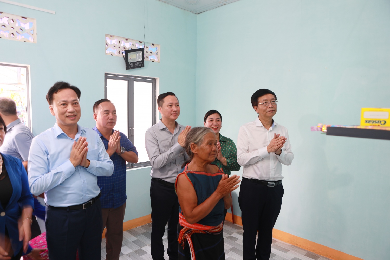 Các đại biểu tham quan ngôi nhà khang trang vừa được sửa chữa và chia sẻ niềm vui cùng gia đình bà Y Dih.