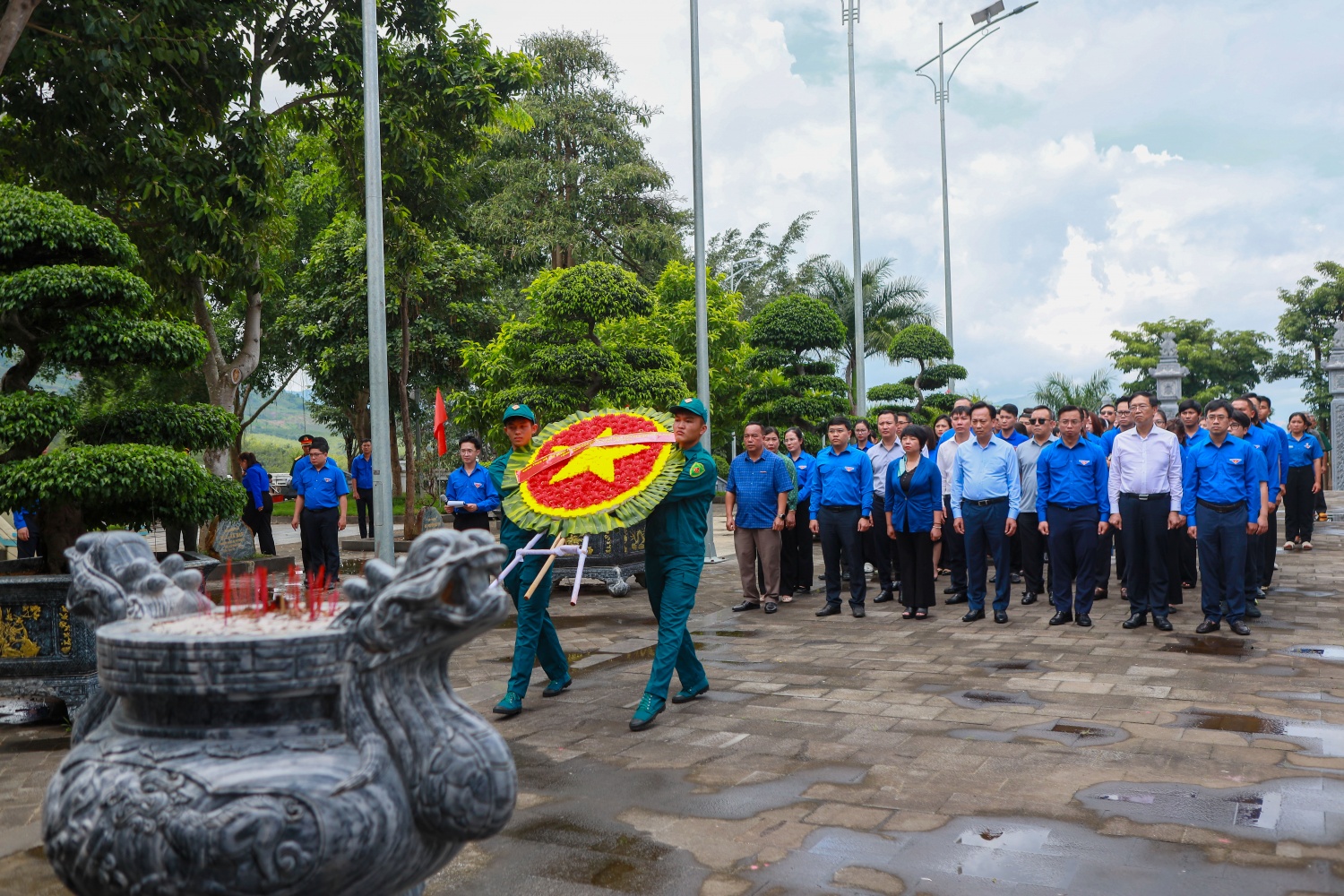 Đoàn công tác dâng hương tại Khu di tích lịch sử Chư Tan Kra.