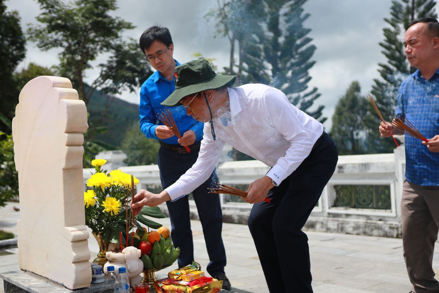 Đồng chí Trần Quang Dũng dâng hương tại phần mộ các anh hùng liệt sĩ tại Khu di tích lịch sử Chư Tan Kra.