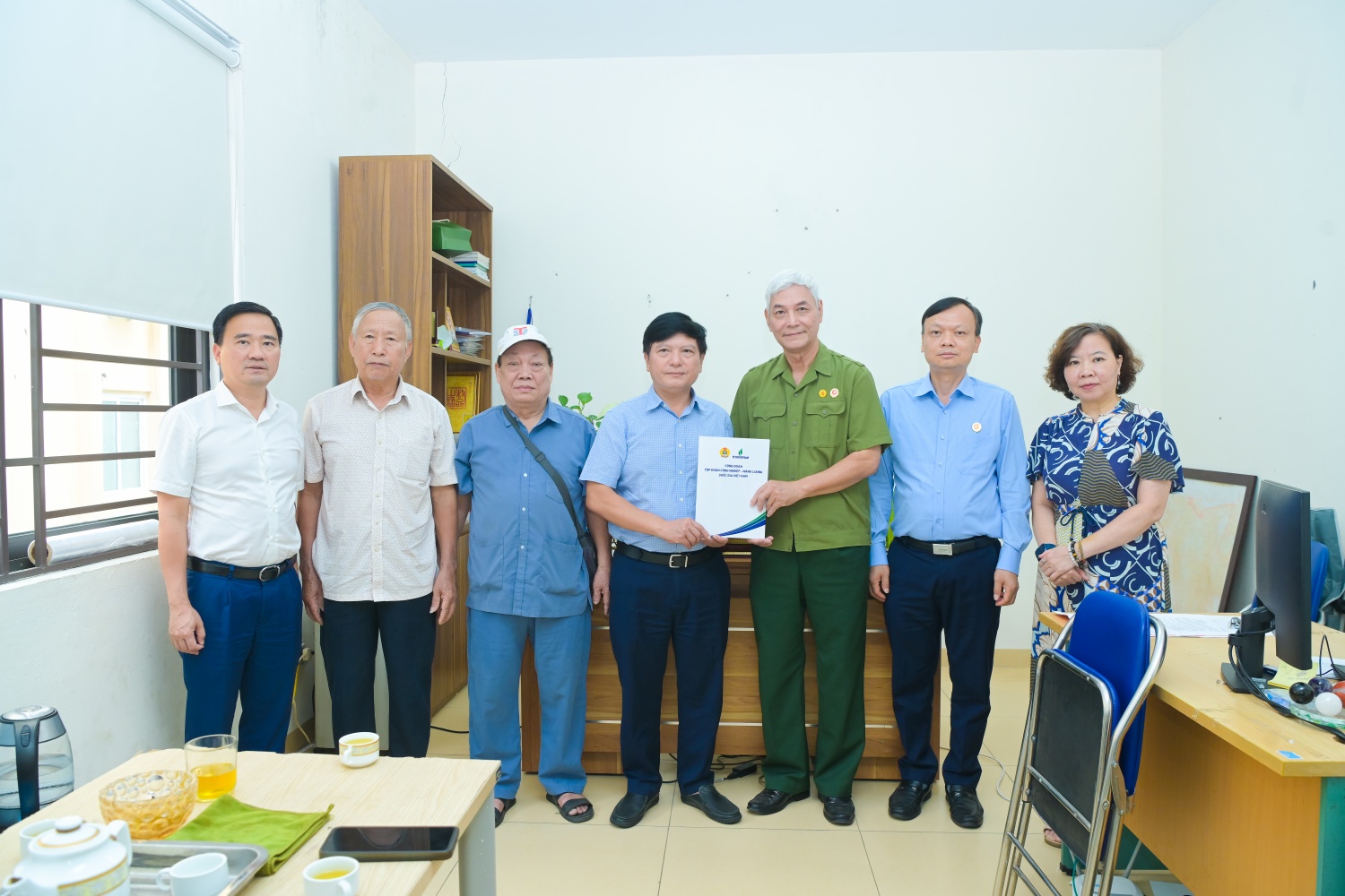 Petrovietnam tặng quà tri ân các thương binh, nạn nhân chất độc da cam tại phường Láng (Hà Nội).