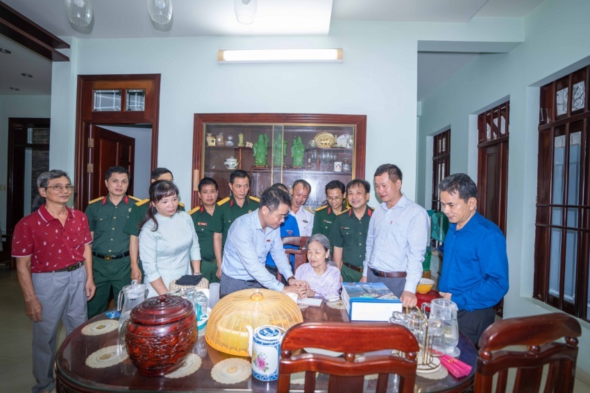 Đại diện Vietsovpetro trao tặng quà tri ân tới thân nhân gia đình liệt sĩ.